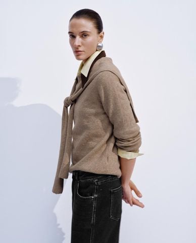  URBAN REVIVO - Áo dệt kim nữ cổ tròn tay dài thắt khăn 