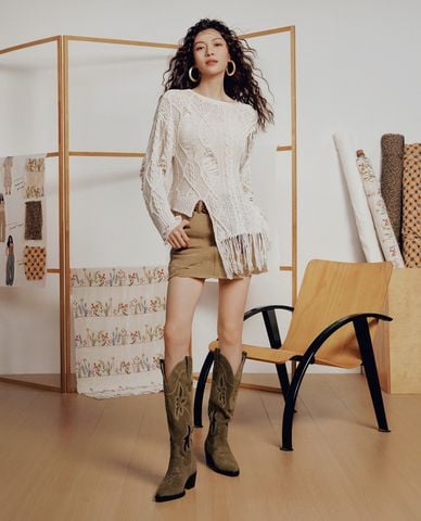  URBAN REVIVO - Chân váy denim mini viền tua rua 