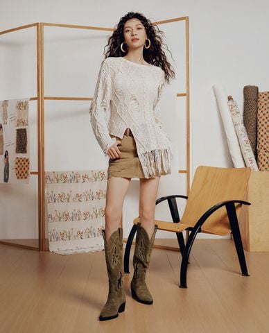  URBAN REVIVO - Chân váy denim mini viền tua rua 