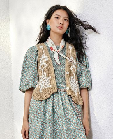  URBAN REVIVO - Áo khoác gilet nữ dệt kim thêu hoa 