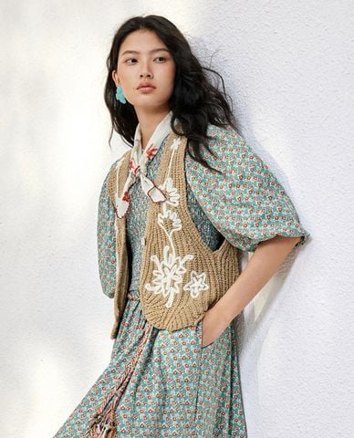  URBAN REVIVO - Áo khoác gilet nữ dệt kim thêu hoa 