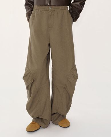  URBAN REVIVO - Quần nữ ống rộng lưng thun phối túi 