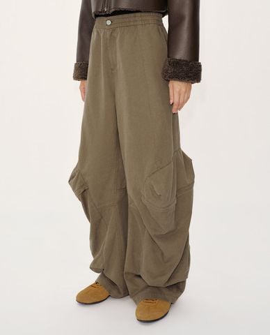  URBAN REVIVO - Quần nữ ống rộng lưng thun phối túi 