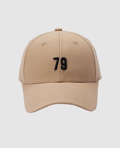  URBAN REVIVO - Nón bóng chày nam thêu số năng động 