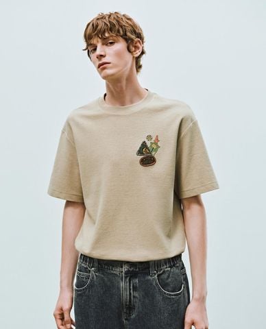  URBAN REVIVO - Áo thun nam cổ tròn tay ngắn phối họa tiết 