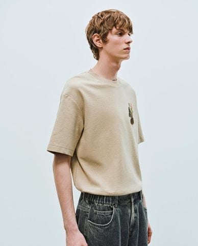  URBAN REVIVO - Áo thun nam cổ tròn tay ngắn phối họa tiết 