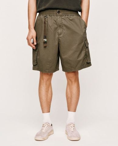  URBAN REVIVO - Quần short nam ống rộng phối charm 
