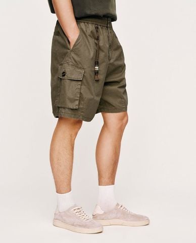  URBAN REVIVO - Quần short nam ống rộng phối charm 