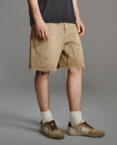  URBAN REVIVO - Quần short jeans nam rách gấu Leisure 