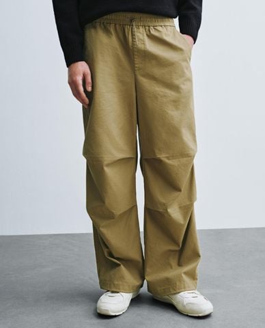  URBAN REVIVO - Quần nam ống rộng lưng thun xếp nếp 