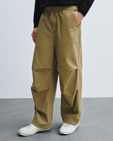  URBAN REVIVO - Quần nam ống rộng lưng thun xếp nếp 