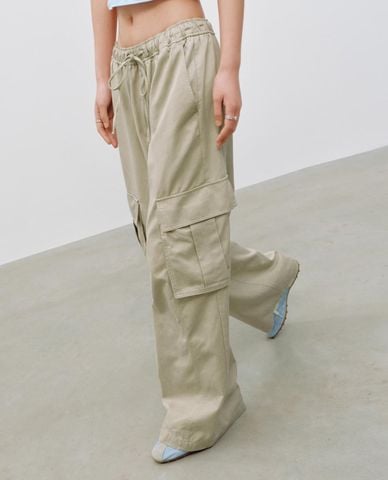  URBAN REVIVO - Quần nữ ống rộng dây rút phối túi hộp 