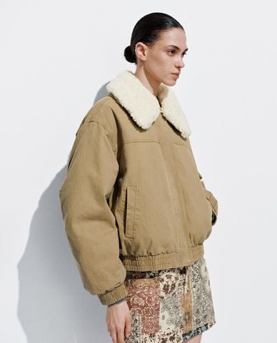  URBAN REVIVO - Áo khoác bomber nữ cổ lông dáng ngắn 