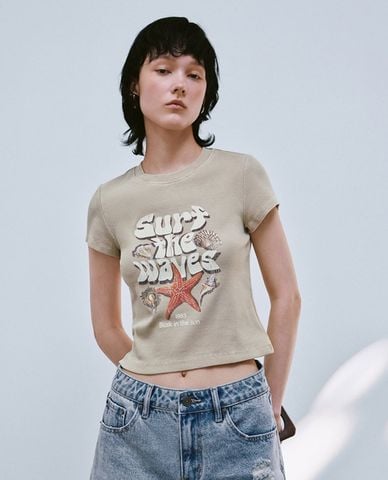  URBAN REVIVO - Áo thun nữ cổ tròn tay ngắn in họa tiết 