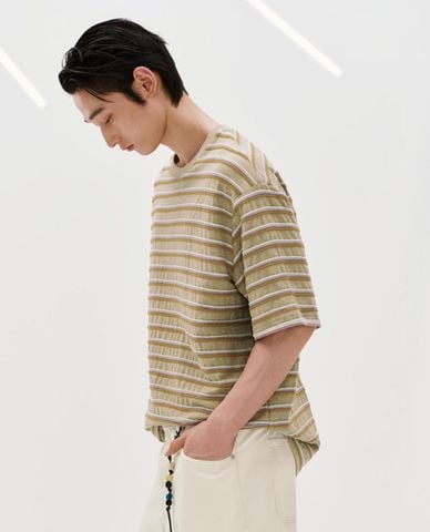  URBAN REVIVO - Áo thun nam cổ tròn tay ngắn kẻ sọc 