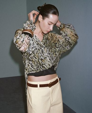 URBAN REVIVO - Áo kiểu nữ cổ V xuyên thấu họa tiết da báo 