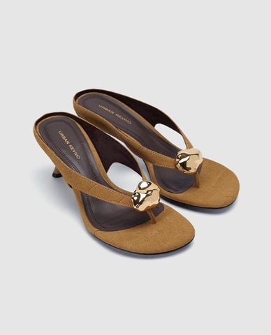  URBAN REVIVO - Giày mules cao gót nữ quai kẹp đính phụ kiện 