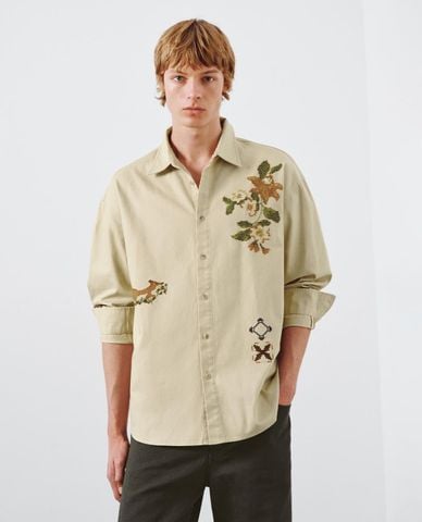  URBAN REVIVO - Áo sơ mi nam cổ bẻ tay ngắn thêu họa tiết 