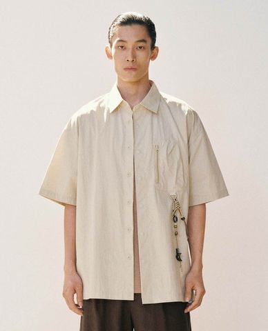  URBAN REVIVO - Áo sơ mi nam tay ngắn túi hộp phối phụ kiện 