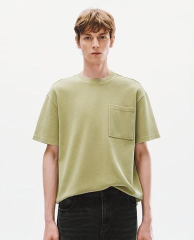  URBAN REVIVO - Áo thun nam cổ tròn tay ngắn phối túi 