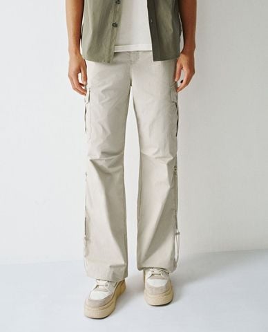  URBAN REVIVO - Quần nam ống rộng lưng thun phối túi hộp 