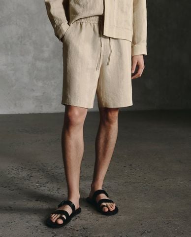  URBAN REVIVO - Quần short nam ống rộng phối dây rút 