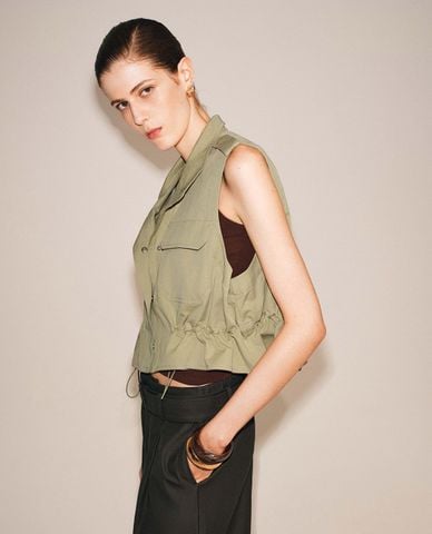  URBAN REVIVO - Áo khoác gilet nữ cổ cao phối túi hộp 