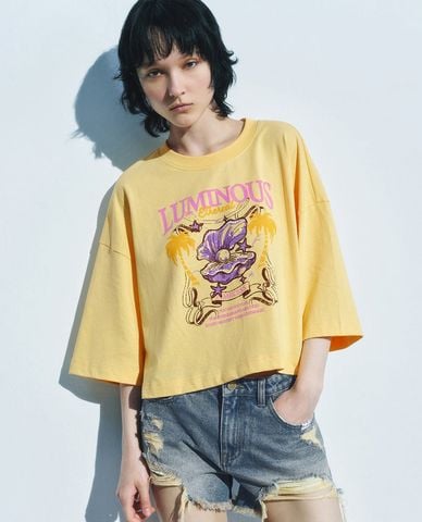  URBAN REVIVO - Áo thun nữ cổ tròn tay lỡ in họa tiết 