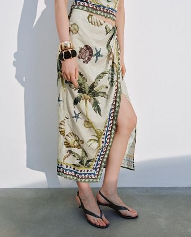  URBAN REVIVO - Chân váy quấn midi xẻ tà in họa tiết 