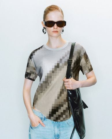  URBAN REVIVO - Áo thun nữ cổ tròn tay ngắn họa tiết pixel 