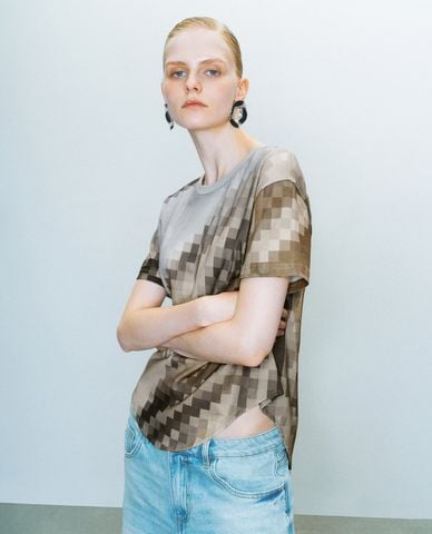  URBAN REVIVO - Áo thun nữ cổ tròn tay ngắn họa tiết pixel 