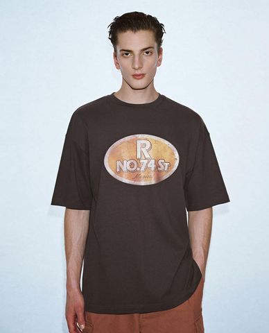  URBAN REVIVO - Áo thun nam cổ tròn tay ngắn phối hình 