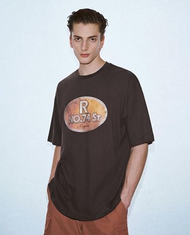  URBAN REVIVO - Áo thun nam cổ tròn tay ngắn phối hình 