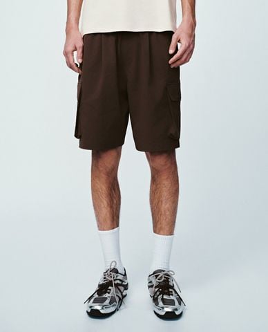  URBAN REVIVO - Quần short nam ống rộng lưng thun 