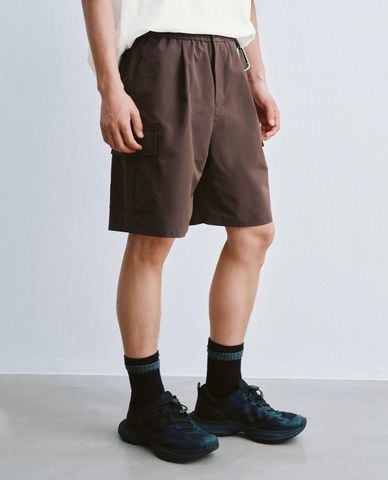  URBAN REVIVO - Quần short nam ống rộng phối móc khóa 