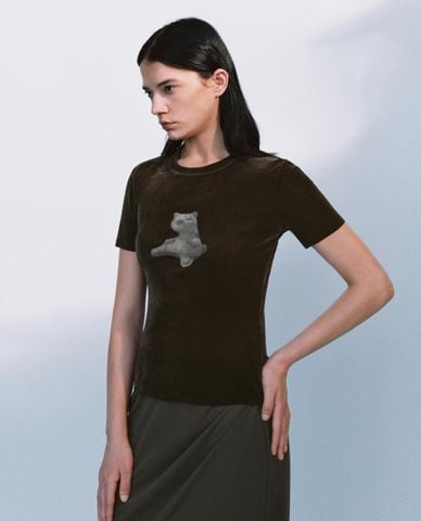  URBAN REVIVO - Áo thun nữ cổ tròn tay ngắn in hoạ tiết 