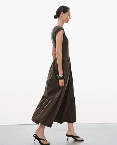  URBAN REVIVO - Đầm xếp tầng midi cổ V dáng xoè 