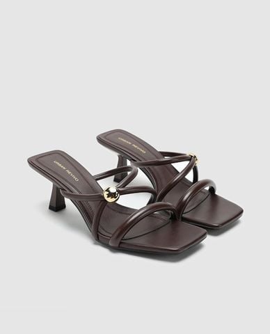  URBAN REVIVO - Giày mules cao gót nữ mũi vuông phối charm 