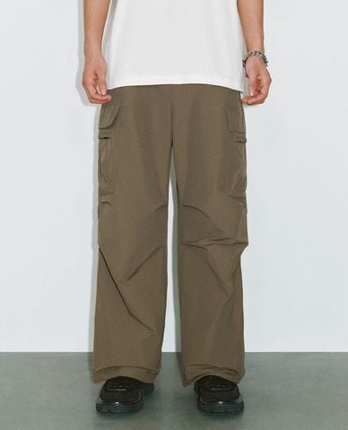  URBAN REVIVO - Quần nam ống rộng lưng thun phối túi hộp 