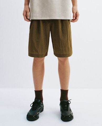  URBAN REVIVO - Quần short nam ống rộng lưng thun 