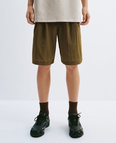  URBAN REVIVO - Quần short nam ống rộng lưng thun 