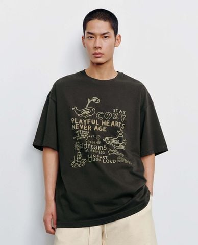  URBAN REVIVO - Áo thun nam cổ tròn tay ngắn in hình 