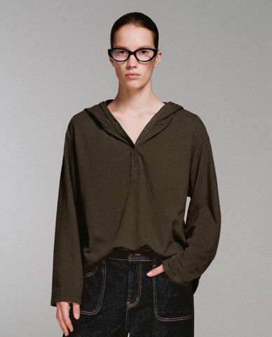  URBAN REVIVO - Áo kiểu nữ cổ V tay dài phối mũ 