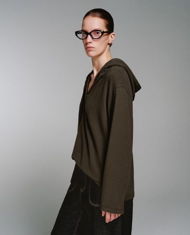  URBAN REVIVO - Áo kiểu nữ cổ V tay dài phối mũ 