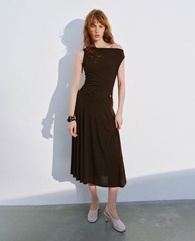  URBAN REVIVO - Đầm sát nách midi cổ đổ xếp nếp 