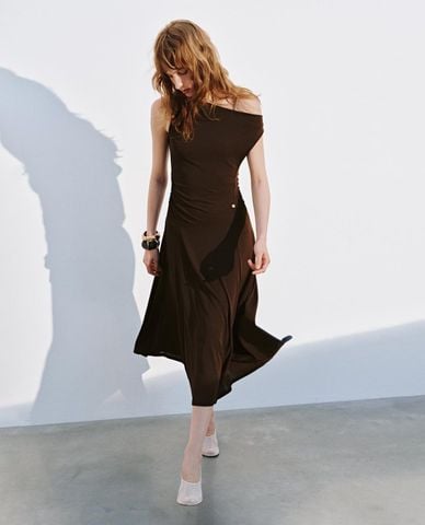  URBAN REVIVO - Đầm sát nách midi cổ đổ xếp nếp 