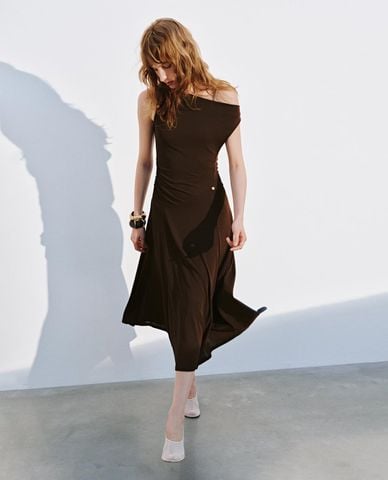  URBAN REVIVO - Đầm sát nách midi cổ đổ xếp nếp 