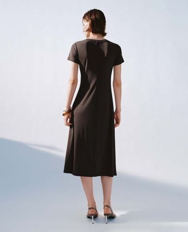  URBAN REVIVO - Đầm midi cổ tròn tay ngắn nhún eo 