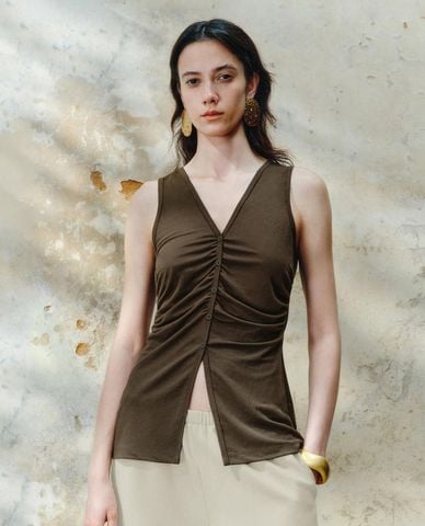  URBAN REVIVO - Áo sát nách nữ cổ V xếp nếp phối nút 