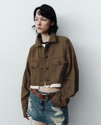  URBAN REVIVO - Áo khoác croptop nữ cổ bẻ tay dài phối túi 